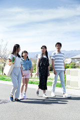 買い物帰りの４人家族