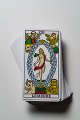 Tarot deck on White Le Monde