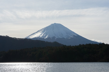 Fototapeta na wymiar I photographed a magnificent view on a representative lake near Mt. Fuji.