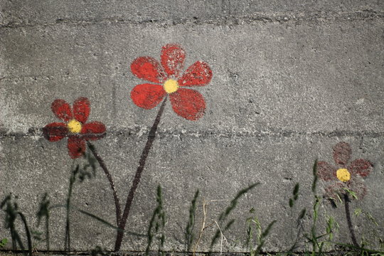 Fondo de muro con flores viejas y marchitas en un jardín descuidado