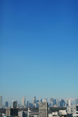 Obraz premium 都会のビル群と青空
