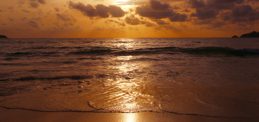 Naklejka premium Sunset on a tropical beach, sunset sky, sunset sea, seascape, Thailand