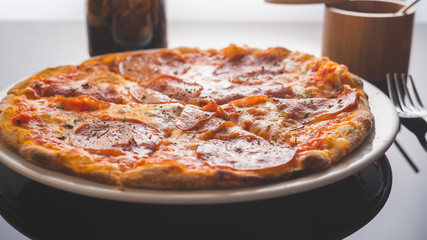pizza a la leña de salami