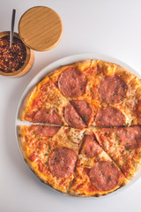 pizza a la leña de salami