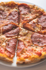 pizza a la leña de salami