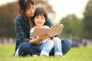 本を読む親子