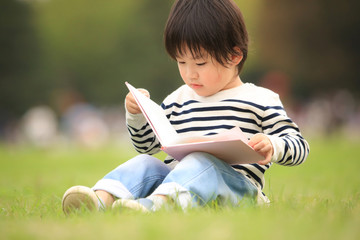 本を読む男の子