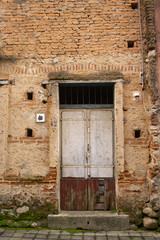 Fototapeta na wymiar old main door of an abandoned house