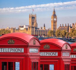 Fototapeta premium Symbole Londynu z BIG BEN i czerwonymi budkami telefonicznymi w Anglii, Wielkiej Brytanii