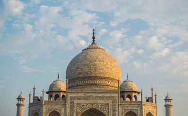 Fototapeta na wymiar Front view of the mausoleum of Taj Mahal during the sunrise in Agra, Uttar Pradesh, India