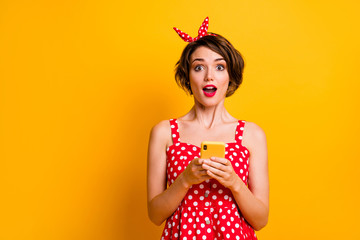 Portrait excited astonished girl use cellphone get incredible social network notification impressed scream wow omg wear red polka-dot retro skirt isolated bright shine color background