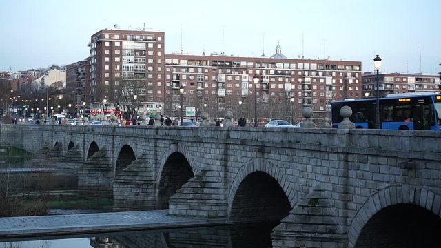 Tr&aacute;fico en el Puente de Segovia de Madrid, Espa&ntilde;a HD