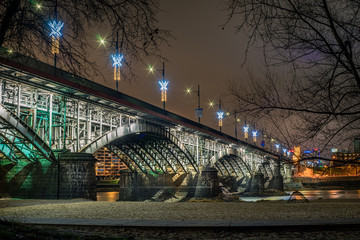 nocne oświetlenie Warszawskiego mostu Poniatowskiego