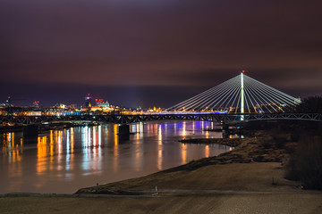 Fototapeta Nocne zdjęcie Warszawskiego mostu Świętokrzyskiego i rzeka Wisła obraz