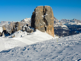 Skifahren in einmalig schöner Natur - Der größte Turm im Skigebiet der Cinque Torri bei Cortina d`Ampezzo in den Dolomiten