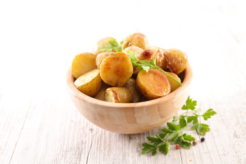 roasted potato with herb in bowl