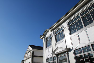 　倉敷市美観地区の外壁と青空のイメージ写真