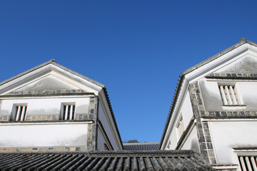 　倉敷市美観地区の外壁と青空のイメージ写真