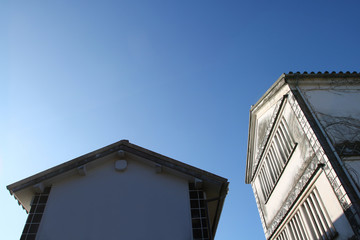 　倉敷市美観地区の外壁と青空のイメージ写真