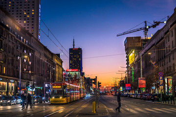 Nocne zdjęcie w centrum Warszawy z tramwajem