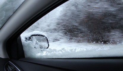 Guidare sotto la pioggia e la neve in inverno