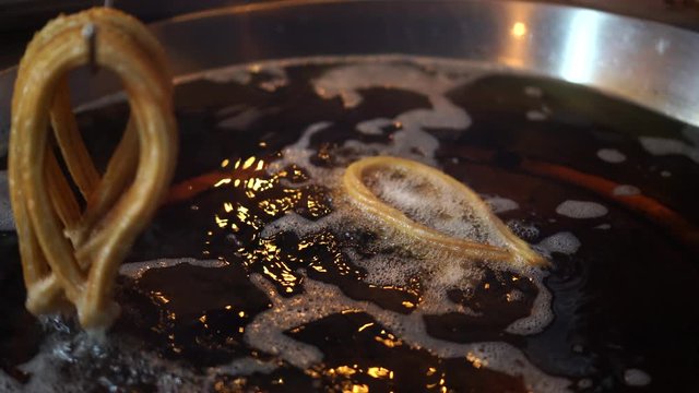 Fre&iacute;r churros en aceite t&iacute;pico de Espa&ntilde;a y M&eacute;xico 4K