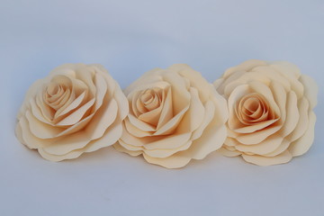 折り紙で作ったクリーム色のバラの花