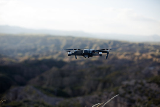 Drone volando en la naturaleza cerca de las montañas