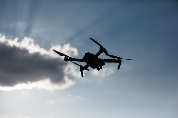 Fototapeta na wymiar Drone volando en el cielo entre las nubes