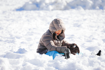 Fototapeta na wymiar Asian girls playing snow happily in japan. , Children playing in the snow , Children playing in the snow happily.Asian boy playing snow happily in japan.