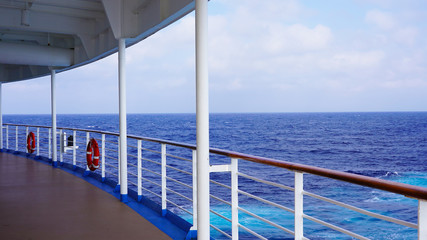 Fototapeta na wymiar promenade deck on a cruise ship. safety on the ship, lifeboat, liferafts, lifebuoys. liferaft station. blue ocean. white ship in the blue ocean. large cruise ship 