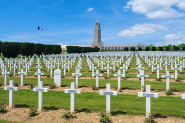 Fototapeta na wymiar Beinhaus und Soldatenfreidhof in Douaumont nahe Verdun/Frankreich