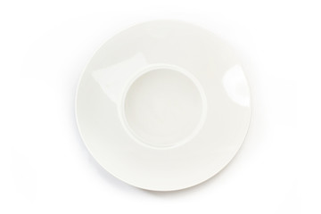 Plato blanco redondo hondo sobre fondo blanco aislado. Vista superior