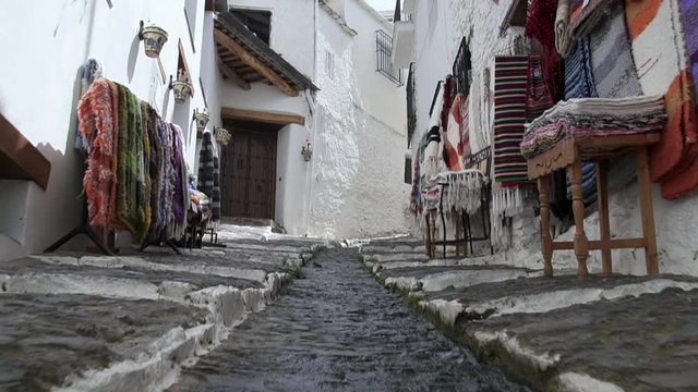Paseo por calle típica de Pampaneira, pueblo de la Alpujarra de Granada HD