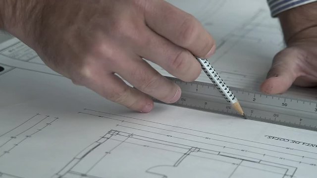 Arquitecto diseña planos con lápiz y regla HD