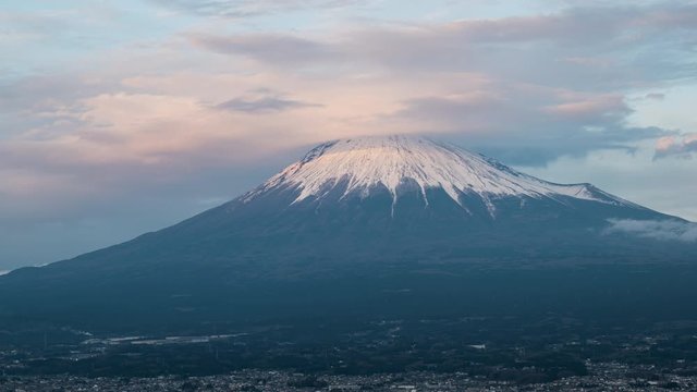 明星山公園より望む富士宮市街越しの富士山と笠雲（タイムラプス・ズームイン）
