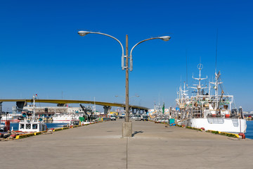 Plakat 【青森県八戸漁港舘鼻岸壁】早朝の八戸漁港の風景