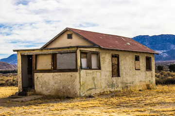 Obraz premium Old Abandoned One Level Home In Disrepair