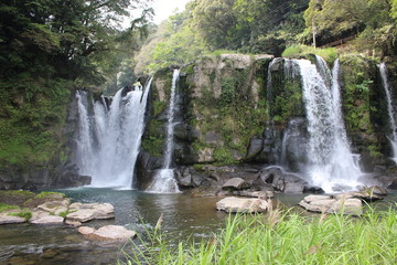 Fototapeta na wymiar 鹿児島県の曽於市にある桐原の滝