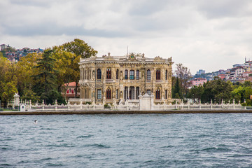 Fototapeta premium Tourist ship sails on the Golden Horn, Istanbul, Turkey. Scenic sunny panorama of Istanbul city in summer. Beautiful waterfront of Istanbul at sunset. Concept of traveling and vacation in Istanbul.