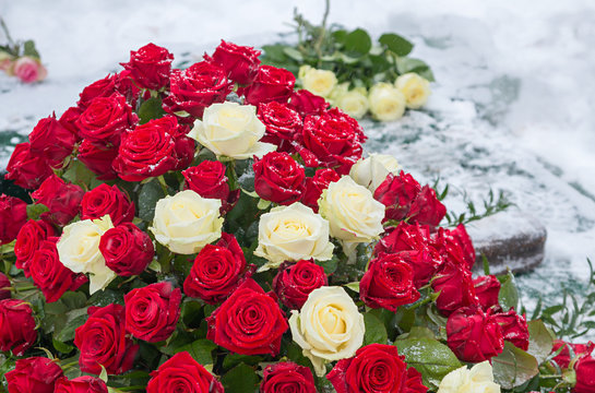 flower arrangement with red and white roses, burial in winter