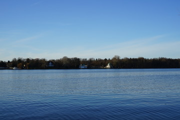 Idyllischer Blick über die Havel nach Gatow bei blauem Himmel