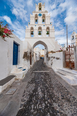 Caratteristico passaggio ad arco sotto un campanile nel villaggio di Megalochori, isola di...