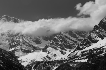 Particolare del Monte Rosa in bianco e nero con nuvole