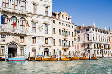 Naklejka premium river with motor boats near ancient buildings in Venice, Italy