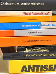 Bücherstapel zum Thema Antisemitismus