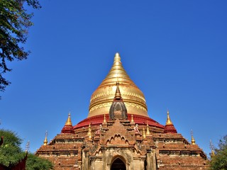 Fototapeta premium The entrance arch with golden stupa of the Dhammayazika pagoda, one of the famous landmark of Bagan, Myanmar