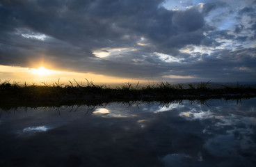 Fototapeta premium Sonnenaufgang über dem Tal