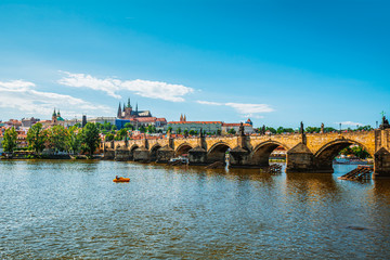 Obraz premium Charles Bridge over Vltava river in Prague at sunny day.