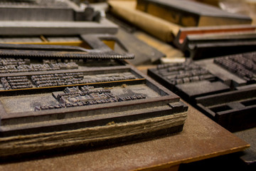 Primo piano di oggetti, lettere e blocchi di stampa di tipo metallico di una vecchia tipografia, foto a colori